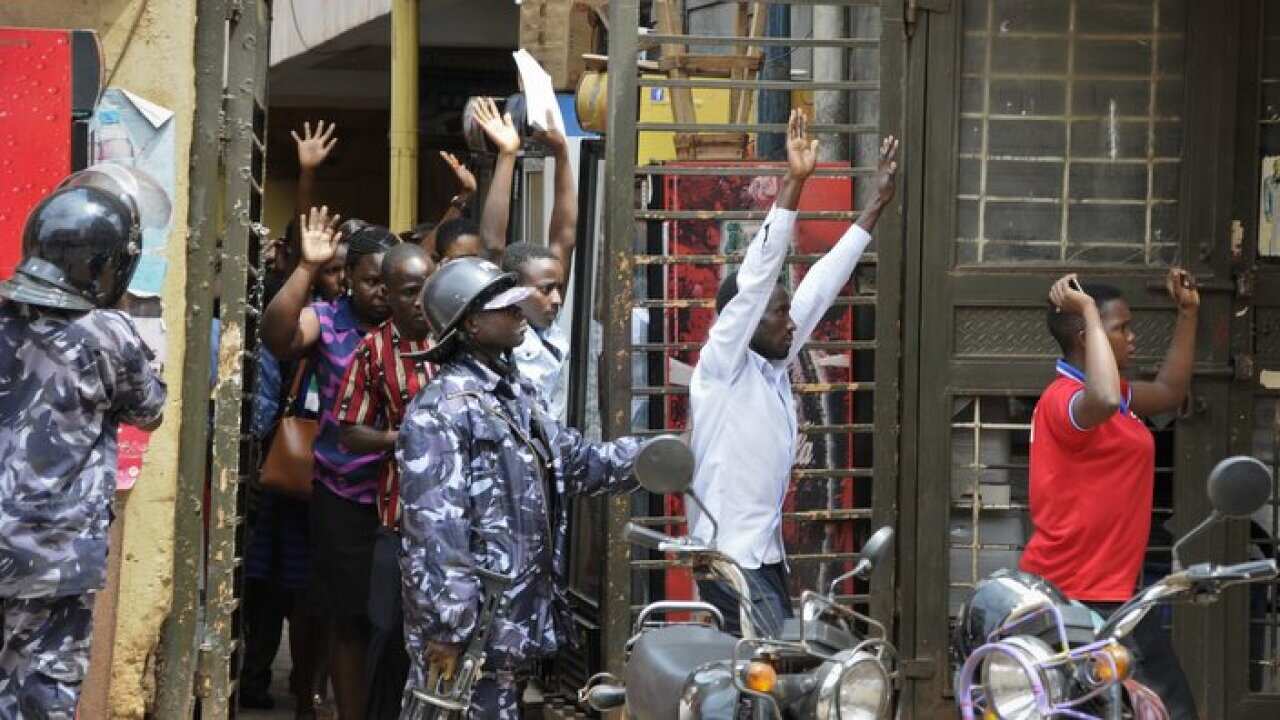 Mikono juu: vyombo vya usalama vyaendeleza kamata kamata mjini Kampala, Uganda