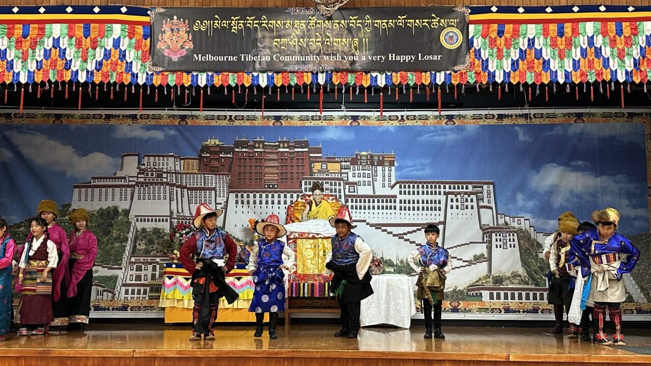 ཕྲུ་གུ་ཚོས་ཞབས་བྲོ་འཁྲབ་བཞིན་པ།