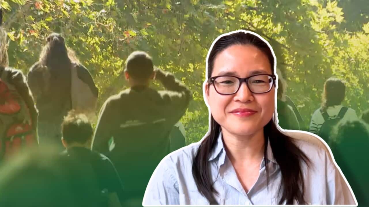 Nghiên cứu mới của Giáo sư Lan Anh Hoàng cho thấy, nếu thế hệ trước thường ở lại vì tương lai của con cái, một bộ phận người trẻ ngày nay còn tìm kiếm quyền tự chủ và cơ hội sống phù hợp hơn với giá trị của mình. Nguồn hình: Canva/ SBS/ Graphic by Phuong Linh