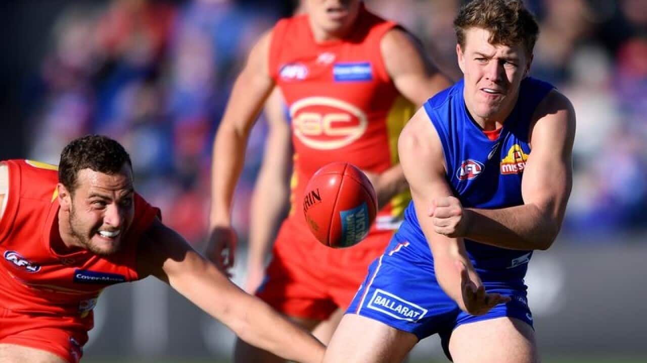 Jack Macrae of the Bulldogs passes the ball.
