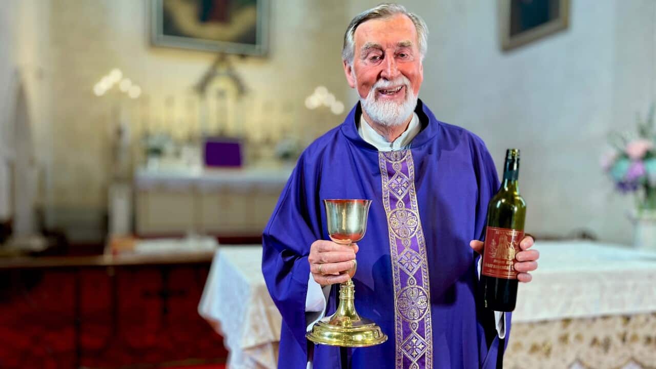 Padre Brendan Kelly, Superiore della Missione dei Gesuiti di Sevenhill in South Australia, tiene in mano il vino sacramentale prodotto in loco da 175 anni.