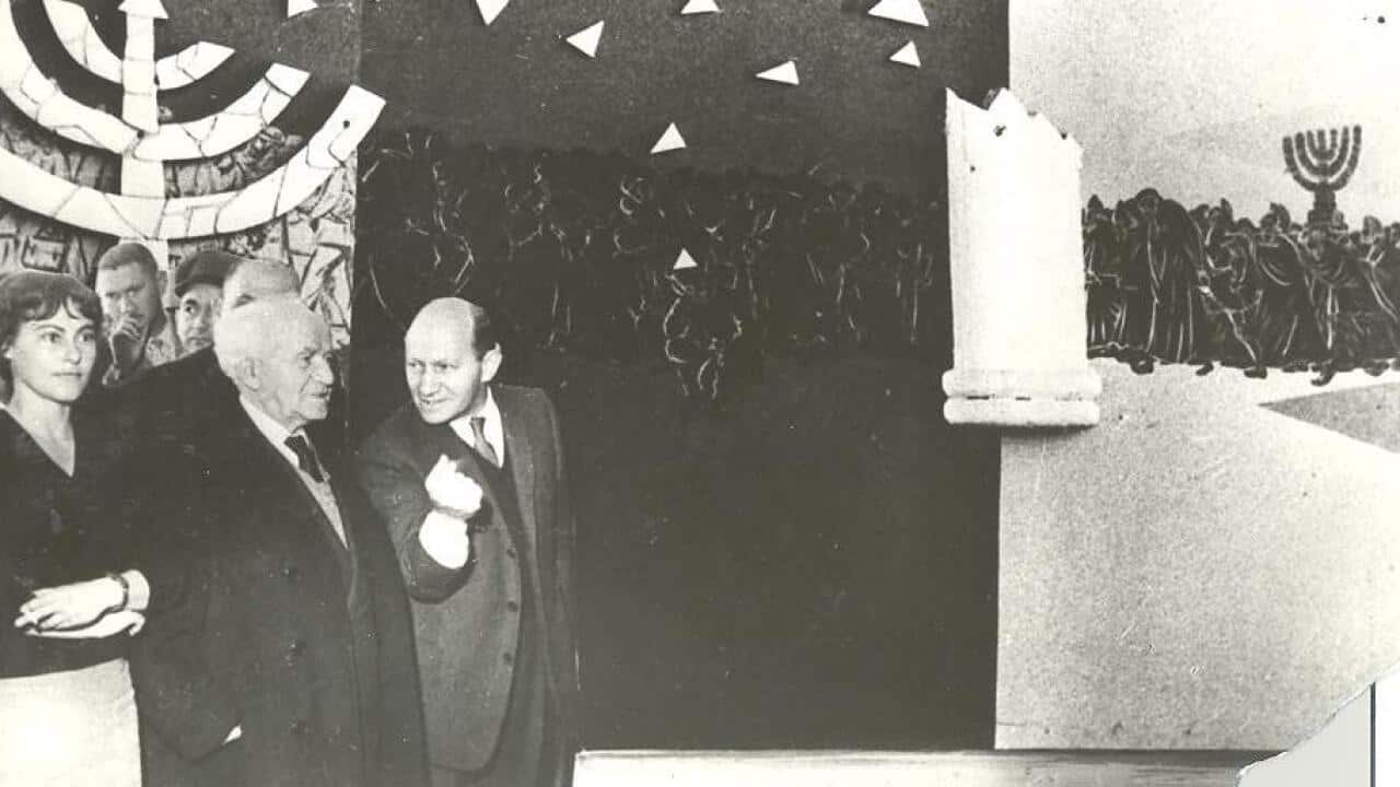 נחמן תמיר מלווה את ראש הממשלה דוד בן-גוריון בתערוכת "כיבוש השממה" ב-1953