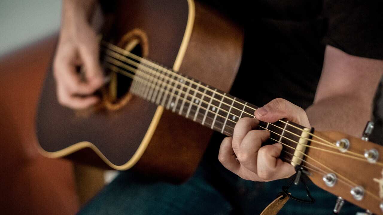 Gitar çalan bir müzisyen