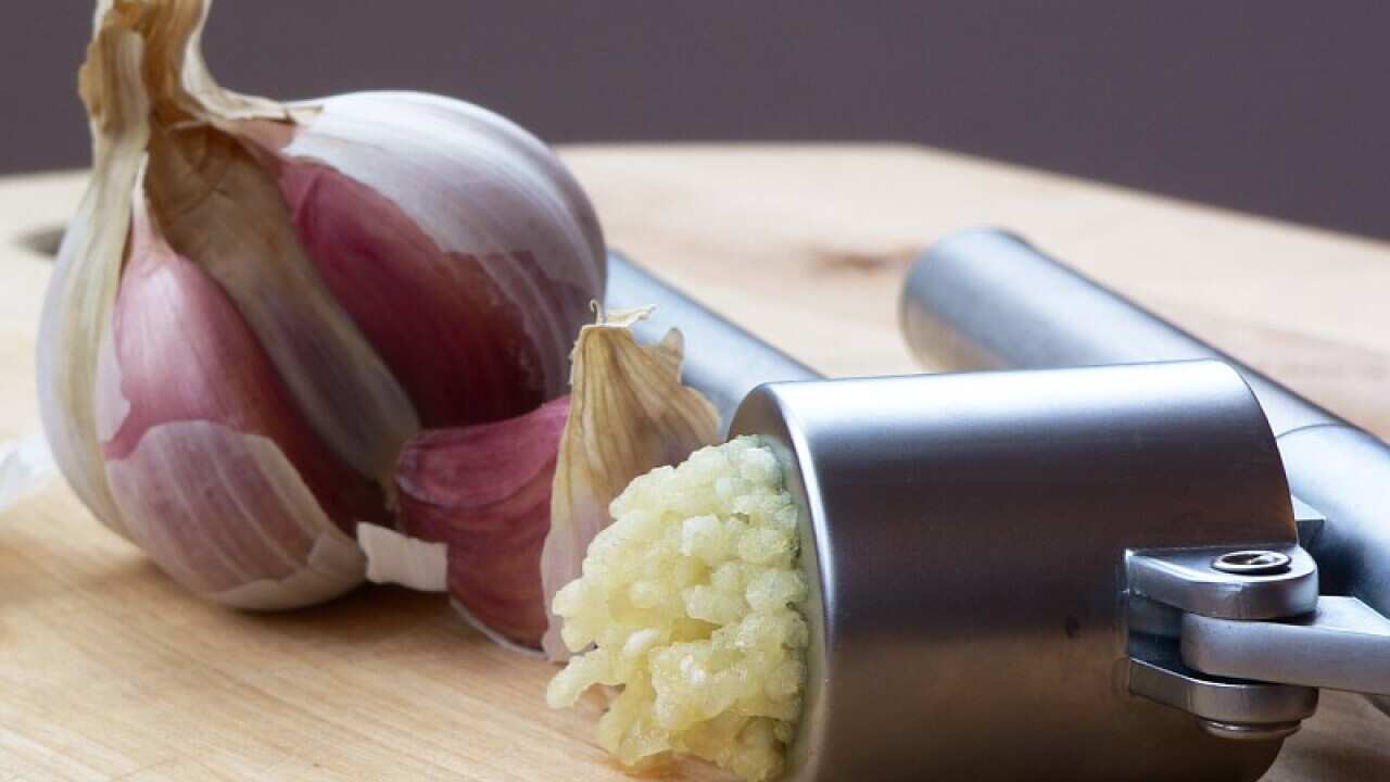 Garlic_Press_and_Garlic.jpg