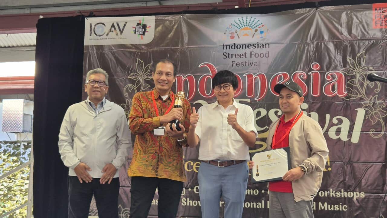 The Indonesian Ambassador Dr Siswo Pramono (2nd from tghe right) presented the Prima Duta Award to Heri Febriyanto, Chairperson of ICAV at the Indonesian Street Food Festival at Victoria Market, Melbourne – 22 – 23 Mar 2025. Credit photo: SPD.
