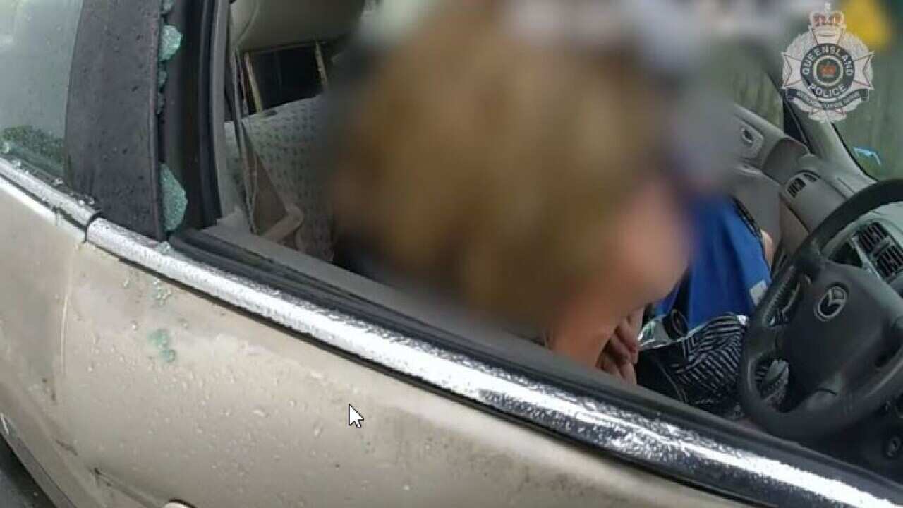 現場警員的隨身攝錄機拍到撞車事故後,女司機拿出有酒的袋。