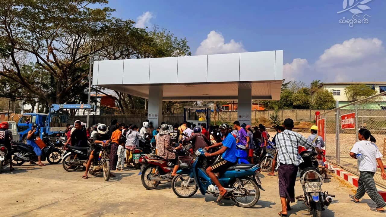 လောင်စာဆီ တန်းစီနေတဲ့ မြန်မာတွေ။