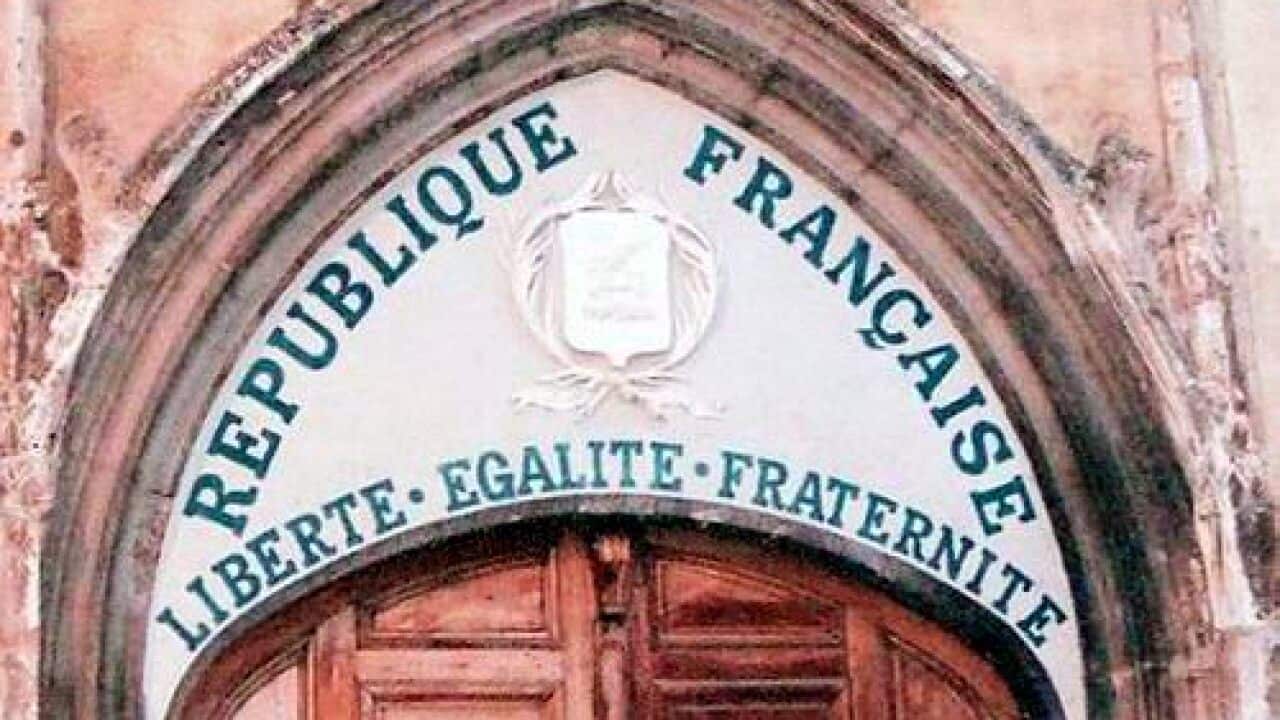 La devise de l'État français sur le Tympan de l’église Saint Pancrace (Aups, Var) apposée en 1905 pour signifier que l'église appartient à l'État