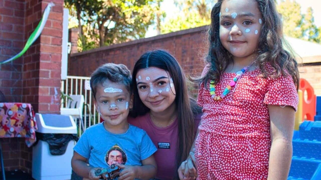 Η Κατρίνα Οικονόμου με παιδιά ιθαγενείς της Αυστραλίας