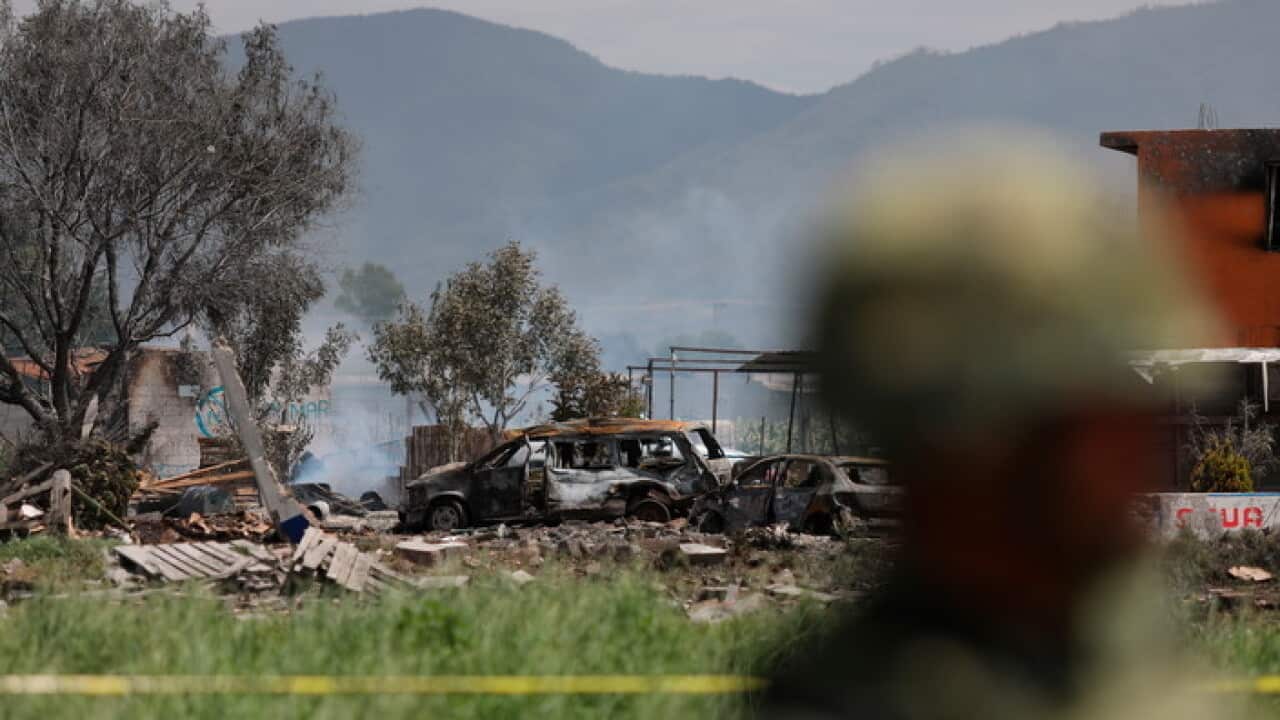 Un soldado se encuentra junto a los restos de varios talleres pirotécnicos en Tultepec, el jueves 5 de julio de 2018.
