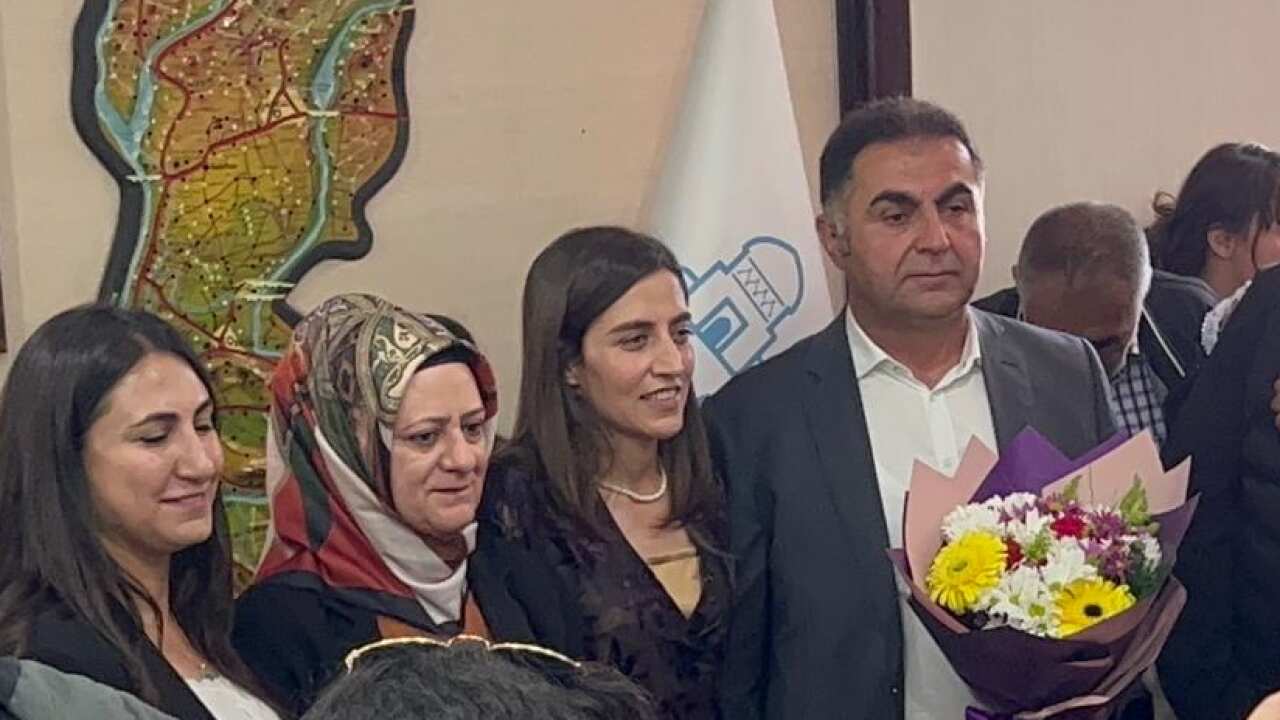Gulistan Sonuk, newly elected Batman mayor (2nd of right).png