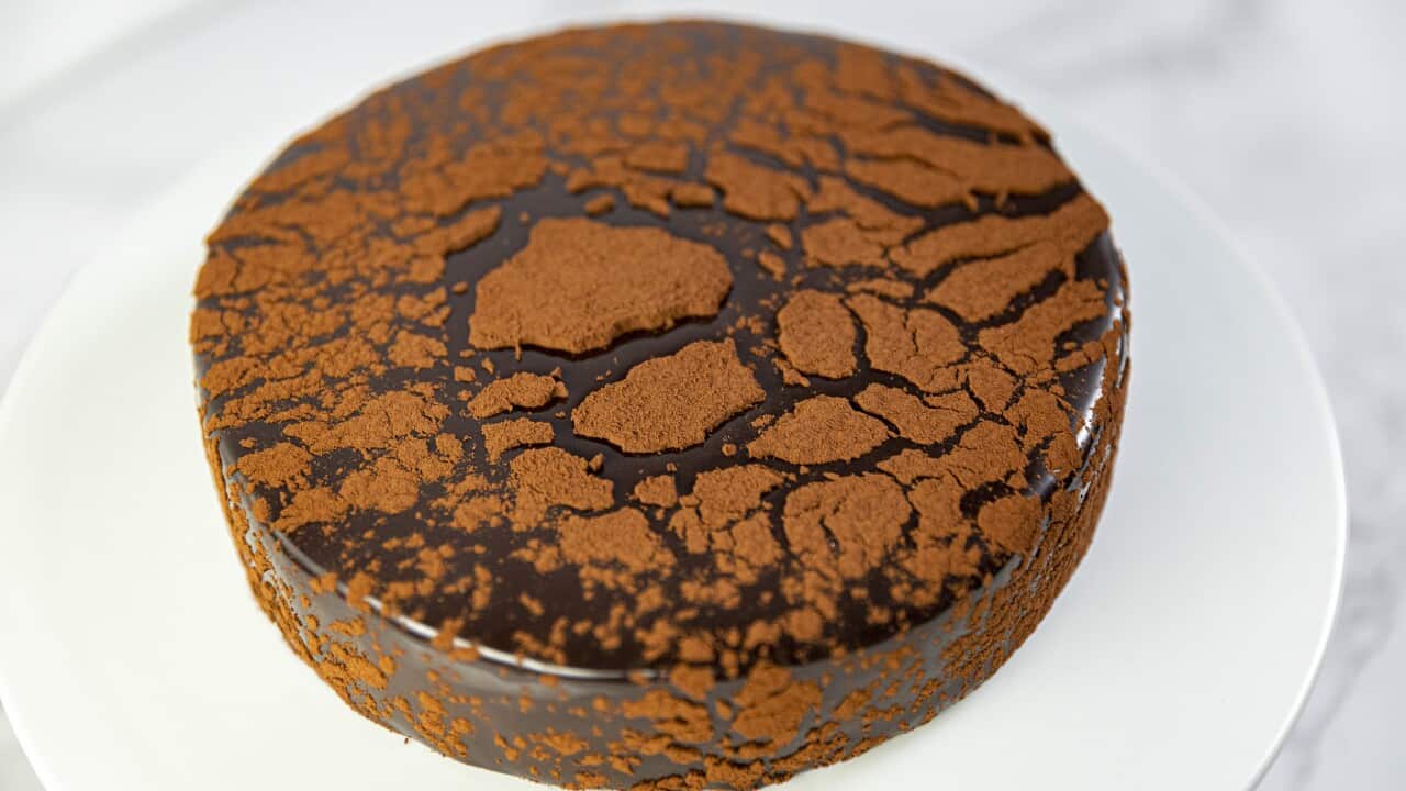 Chocclate mousse cake with crunchy base