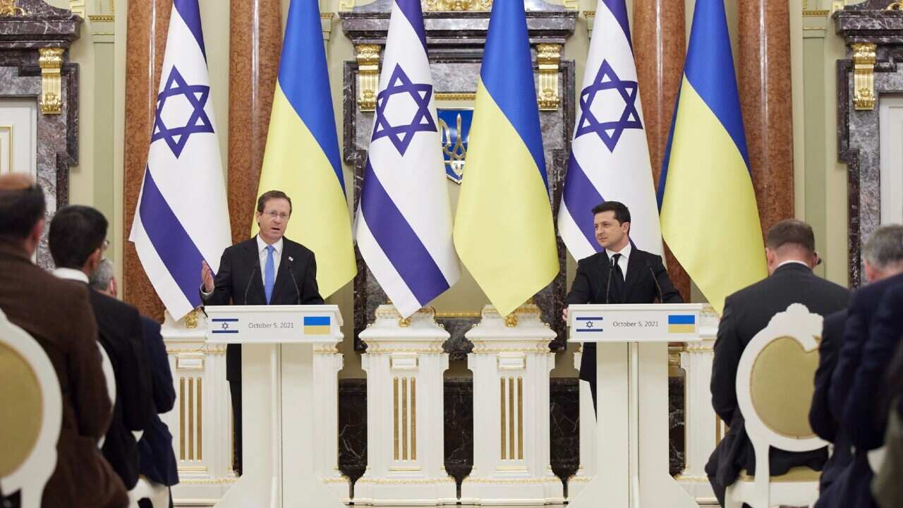 Ukrainian President Volodymyr Zelensky (R) and his Israeli counterpart Isaac Herzog (L)