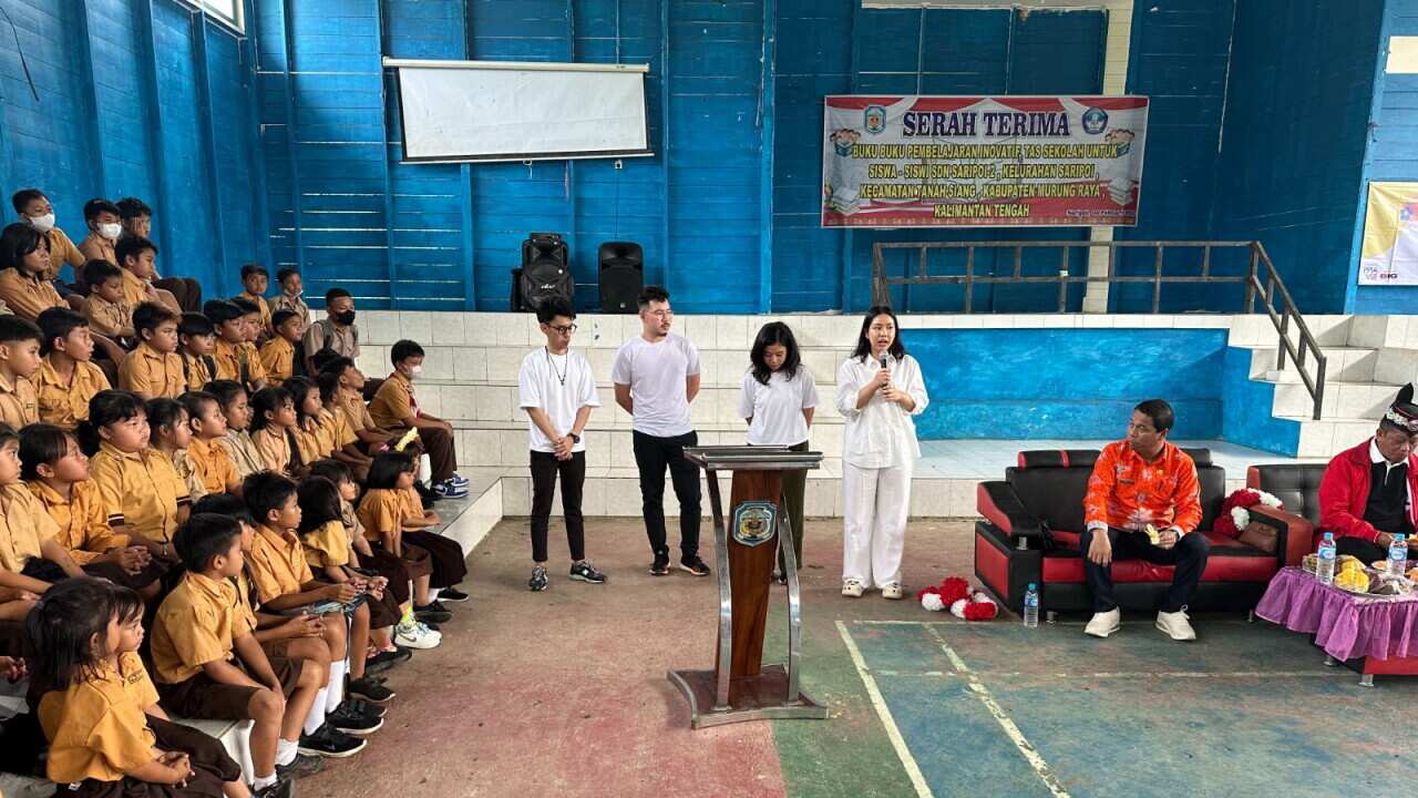 Delivery of aid and the IUAB Program to school children in Tanah Siang District, “Murung Raya” Regency, Central Kalimantan Province. (PPIA Documentation, 2022).