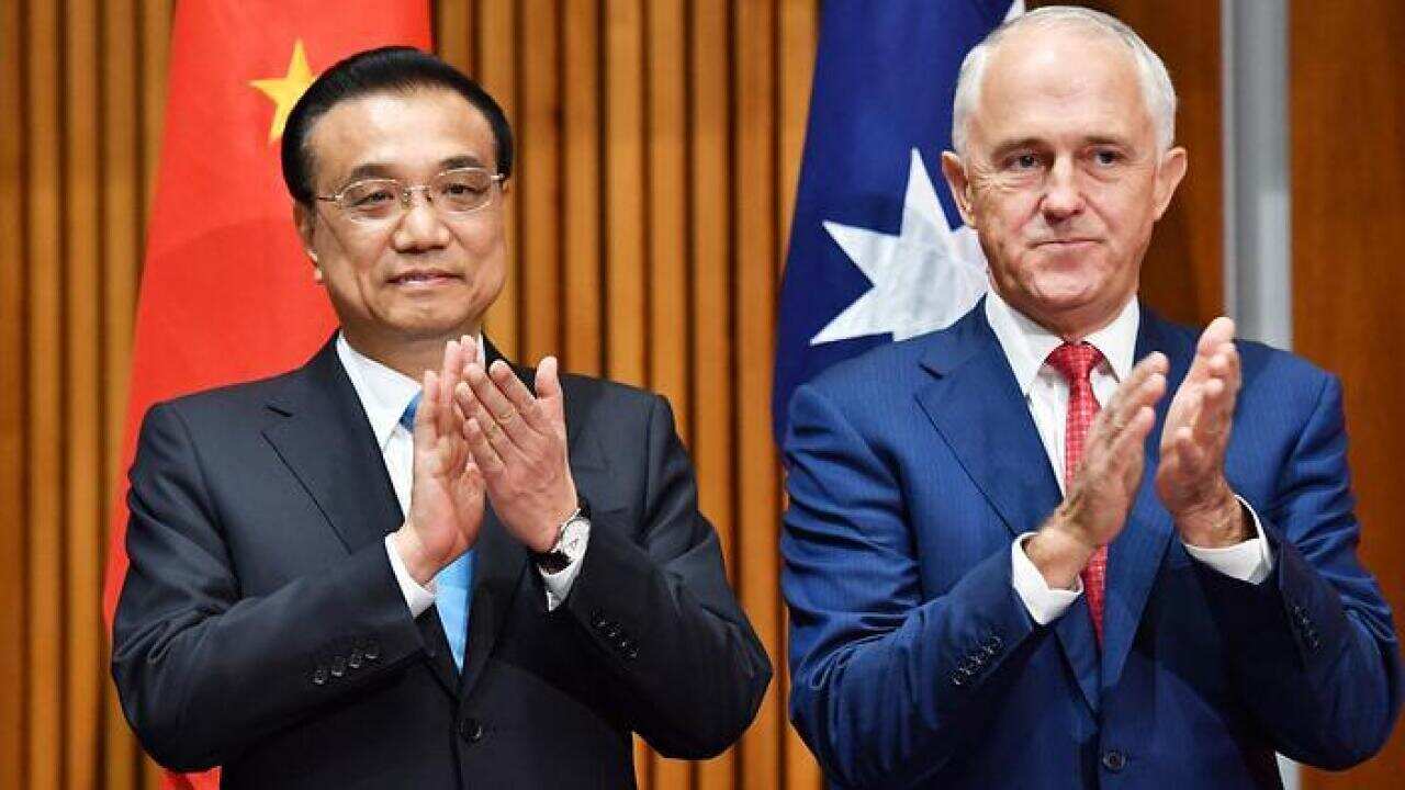 Le Keqiang and Malcolm Turnbull at a signing ceremony