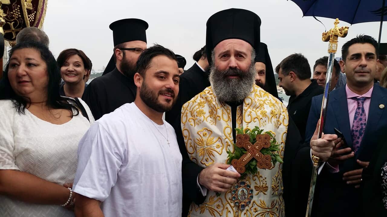 Ο Αρχιεπίσκοπος Αυστραλίας κ. Μακάριος με τον 27-χρονο Αναστάσιο Μπακούλη που ανέσυρε τον Σταυρό στο Yarra Bay του Σύδνεϋ