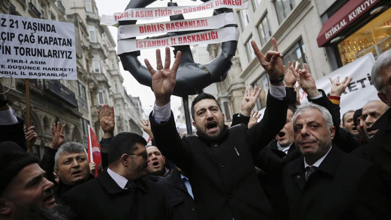 Supporters of Turkey's President walk to the Dutch consulate, Istanbul