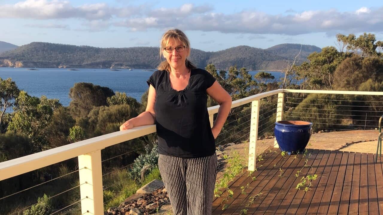 Susanne Mueller auf der Veranda ihres nachhaltigen Traumhauses in Tassie