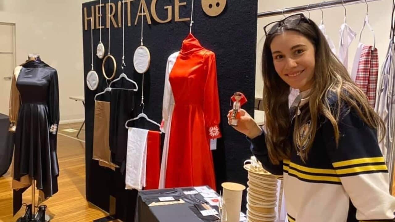 Дарина Стефанова и нейната колекция от рокли със български шевици.