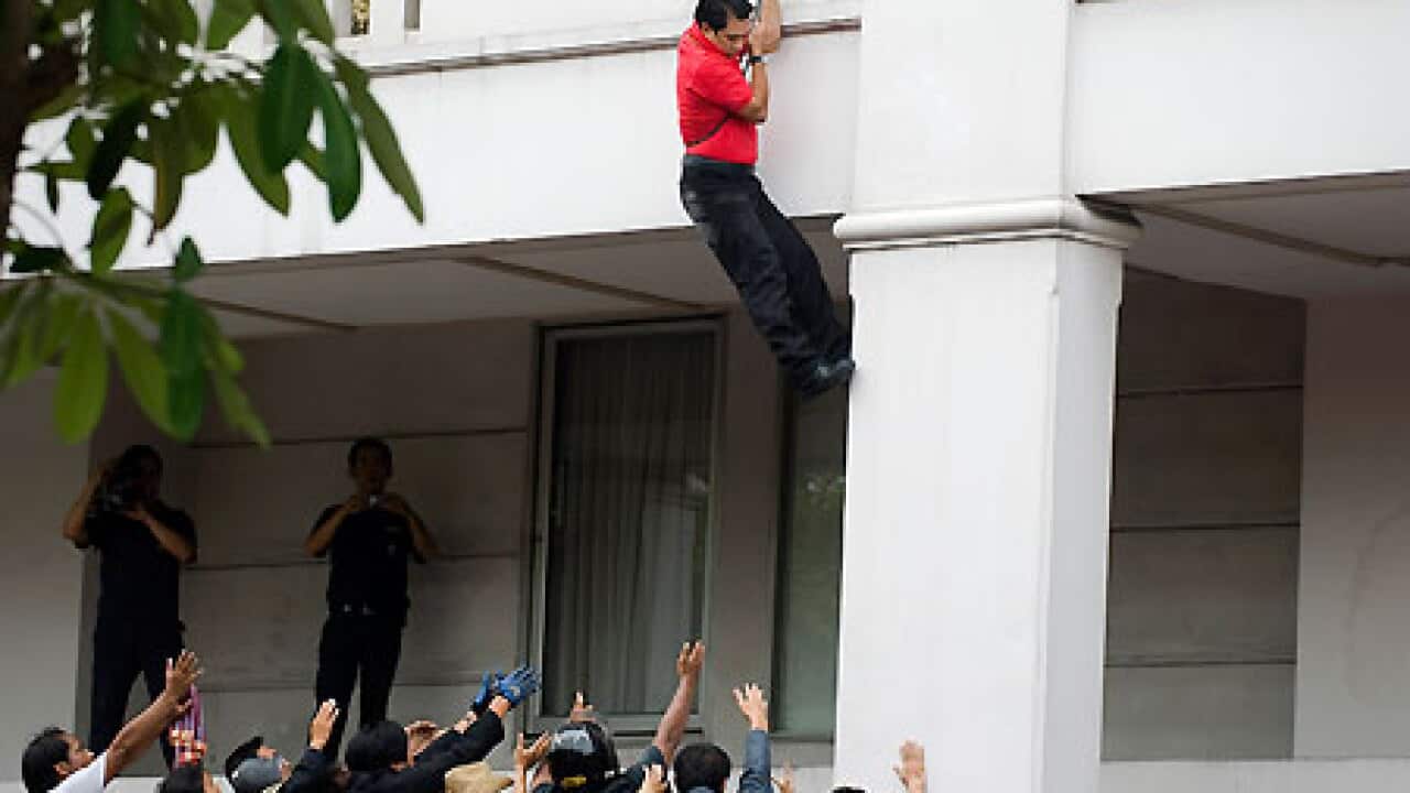 thaiprotest_arisman_escapes_100416_afp_getty_B_220307378
