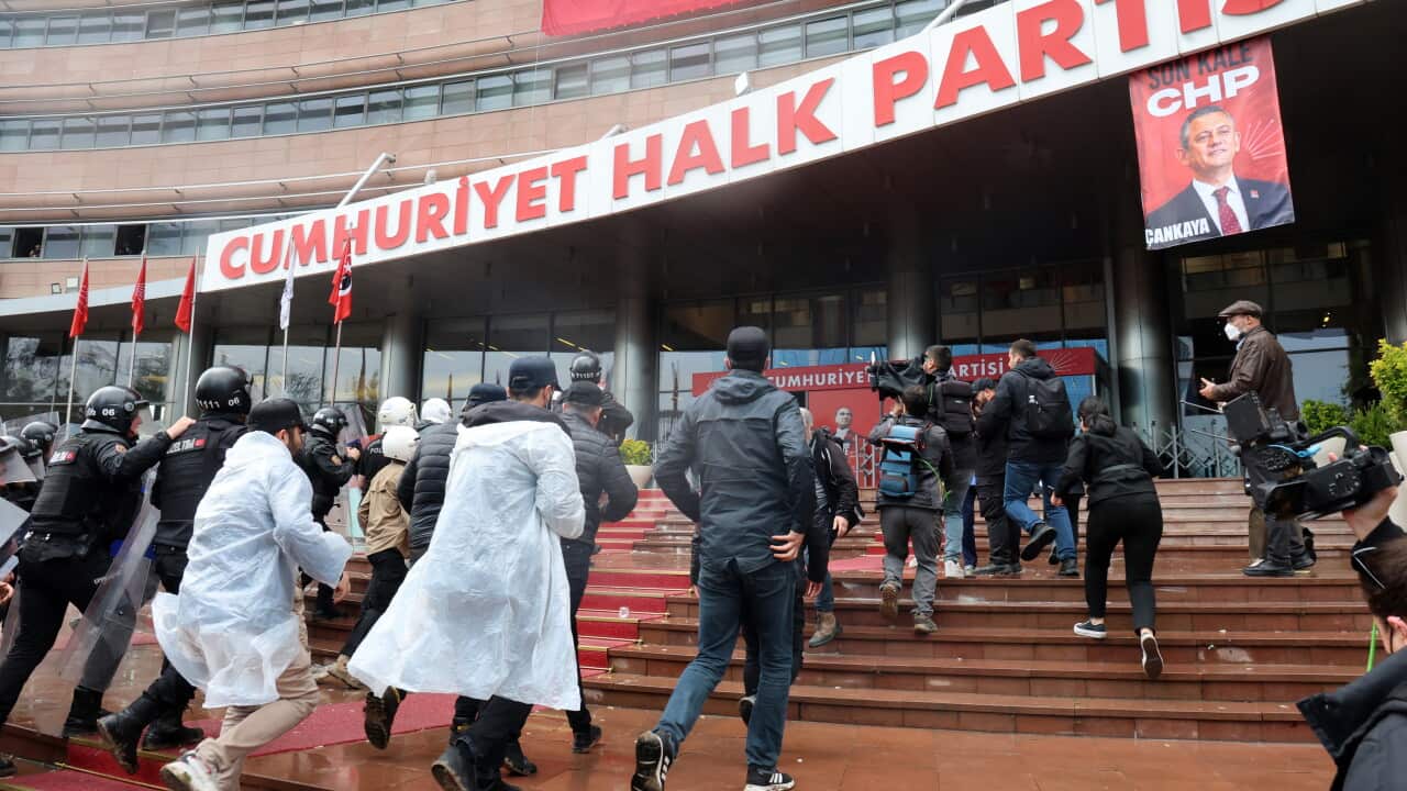 86
Türk polisi, mahkeme kararıyla verilen tahliye emrini uygulamak için Ankara'daki muhalefetin karargahına baskın düzenledi.