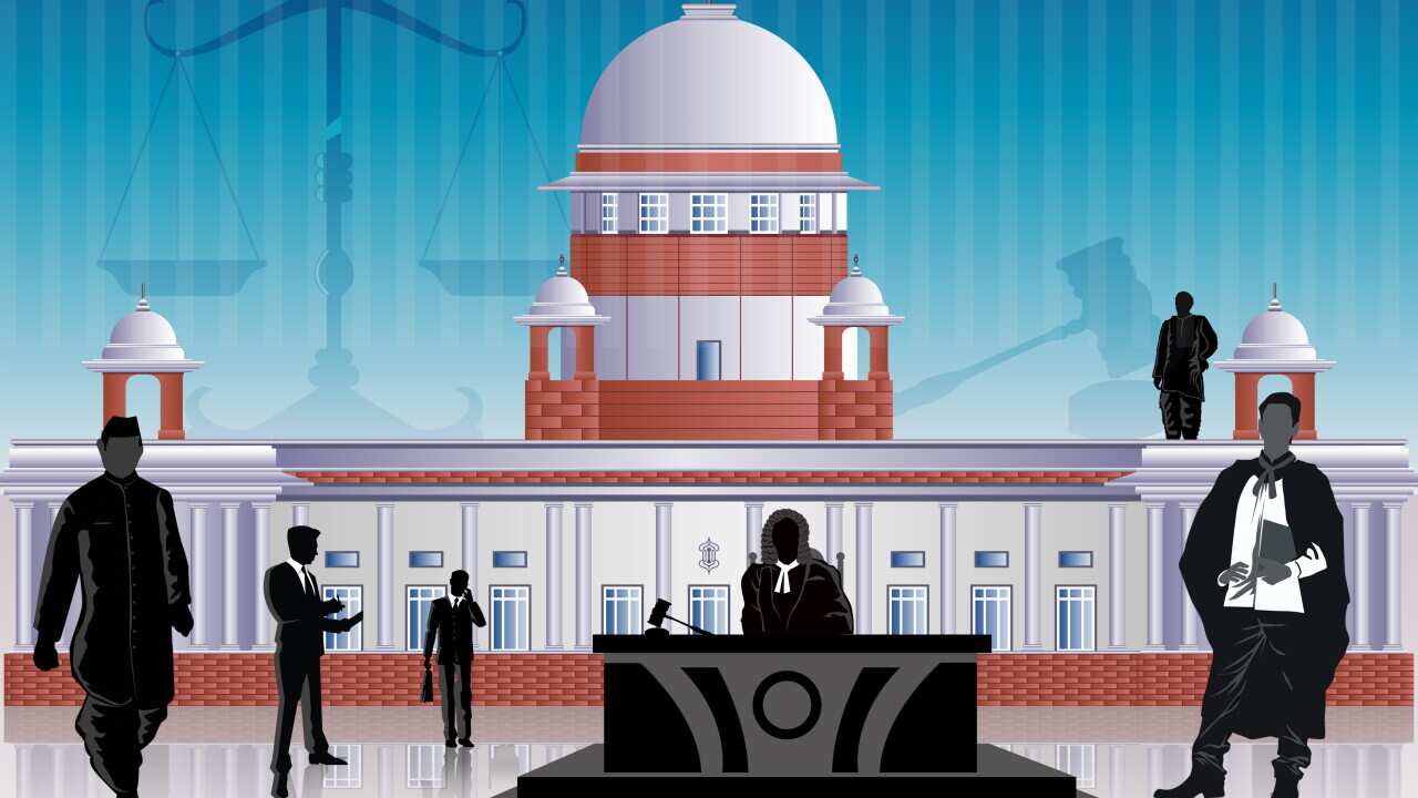 People in front of a courthouse, Supreme Court, New Delhi, India