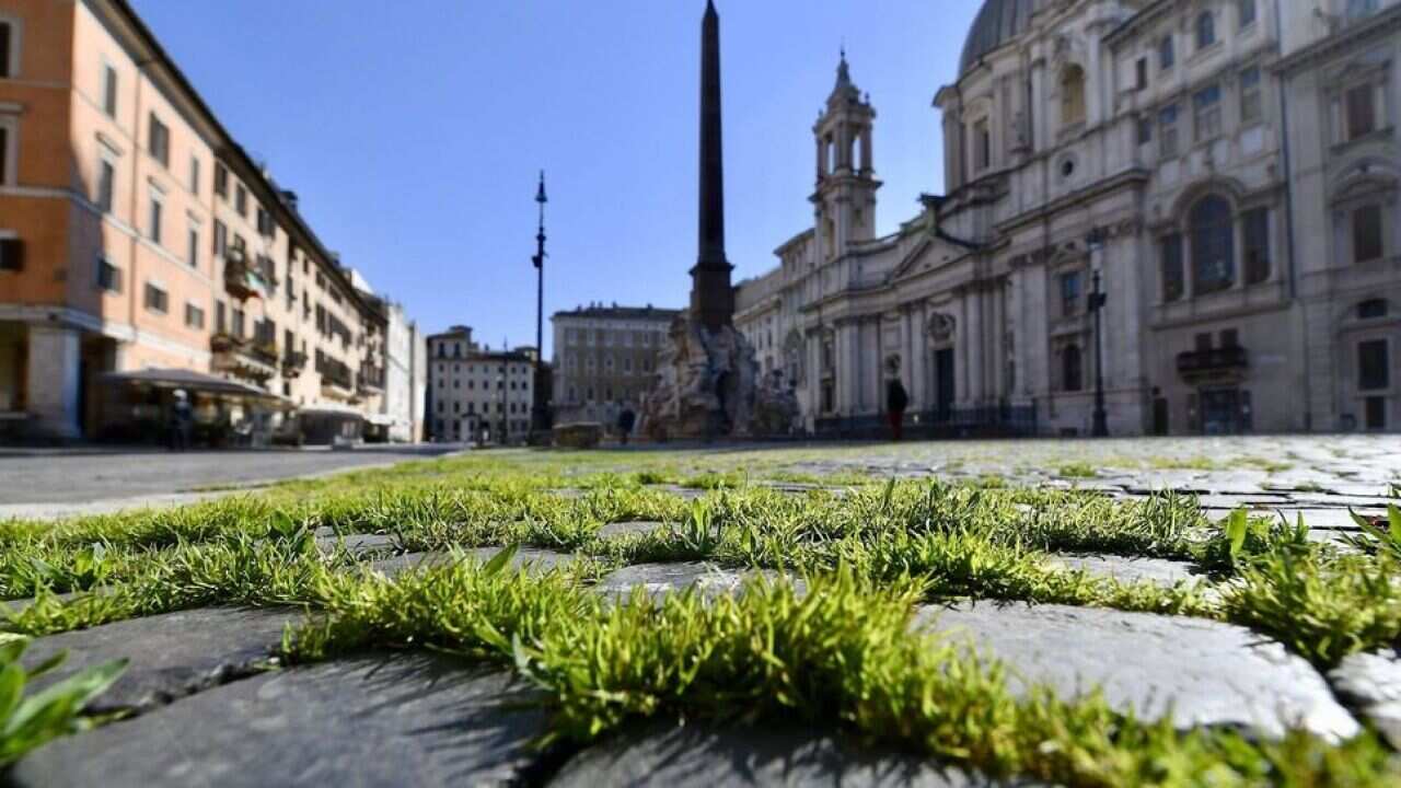 Un'immagine simbolica del lockdown a Roma: a piazza Navona cresce l'erba tra i sampietrini