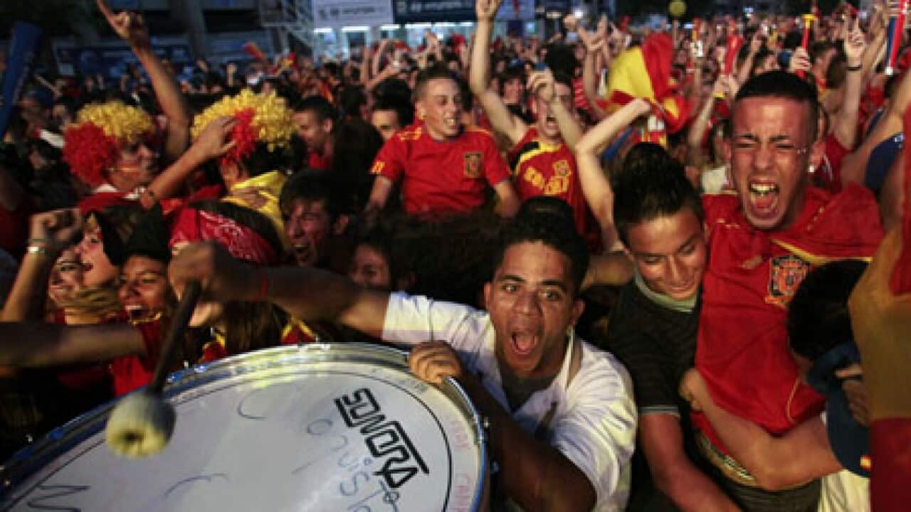 spain_fans_Madrid_100704_L_AAP_142054850