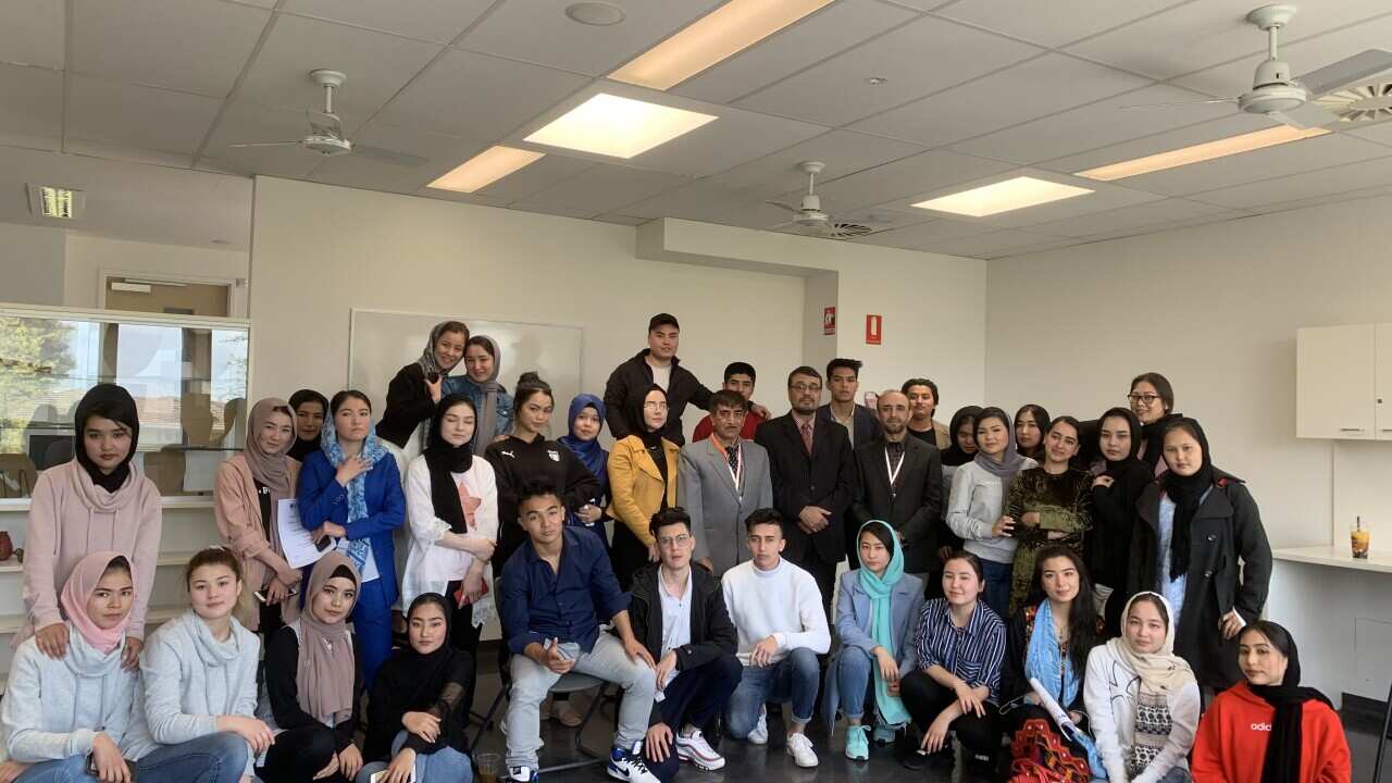 شاگردان مكتب زبان درى ملبورن.jpg