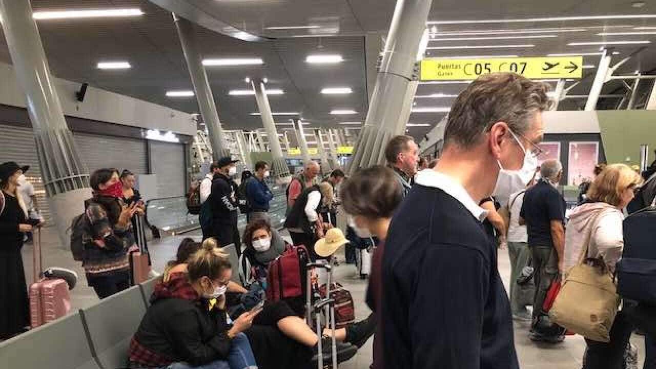 Aeropuerto de Santiago, Chile. Sala de embarques del vuelo a Melbourne