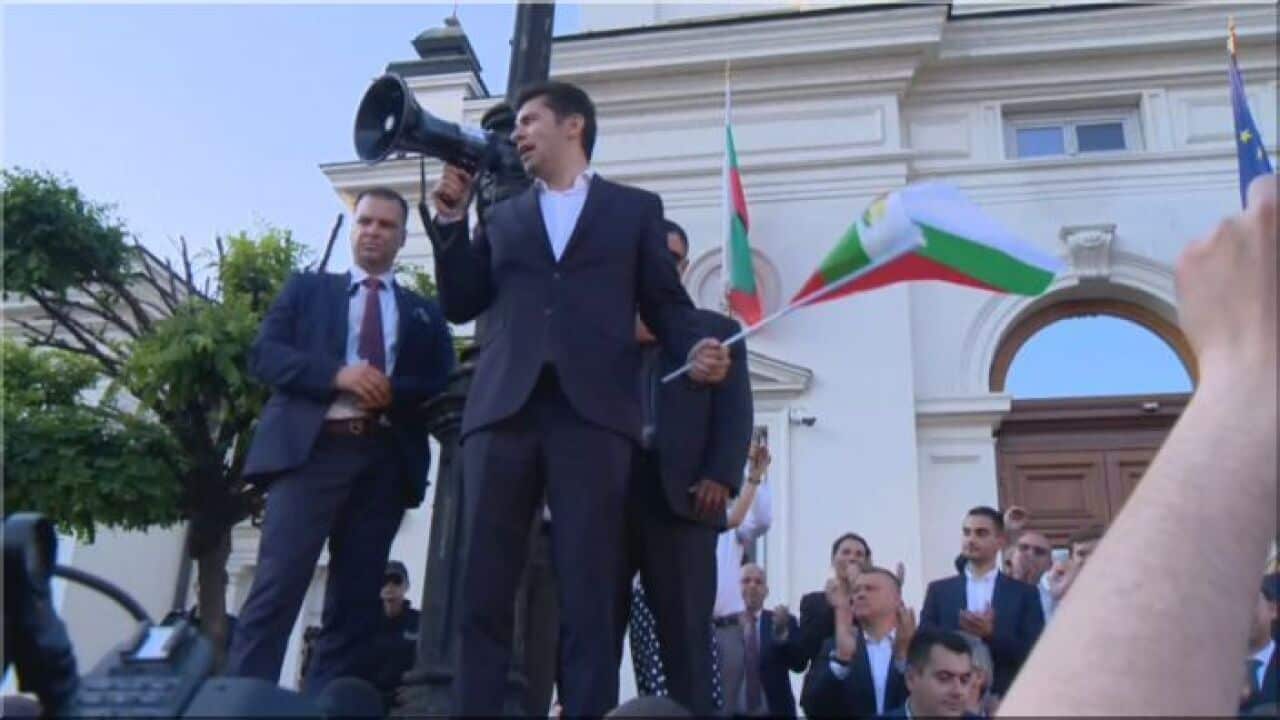 Петков пред протестиращите: Няма да дадем България на мафията.