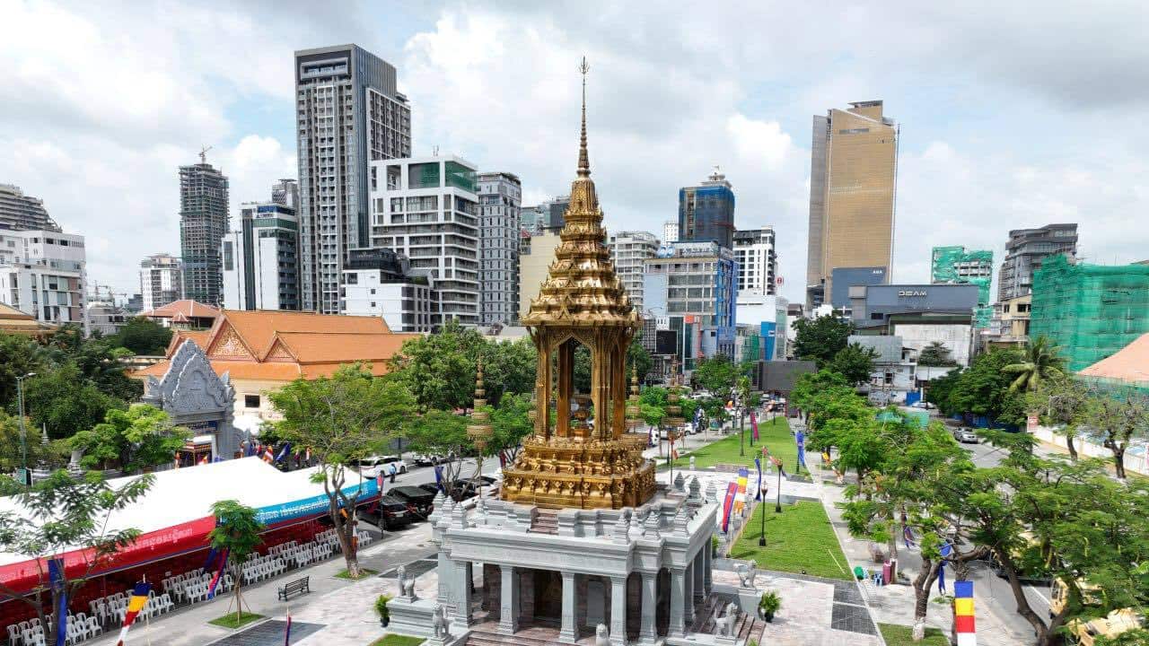 Constitutional Monument in Cambodia.jpg