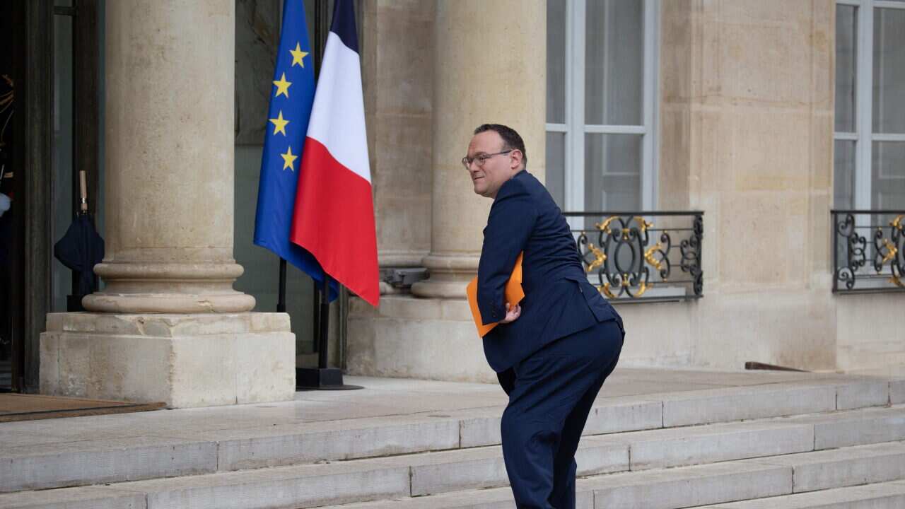 Le premier conseil des ministres s’est terminé par une conférence de presse de Damien Abad, ministre accusé de viols.