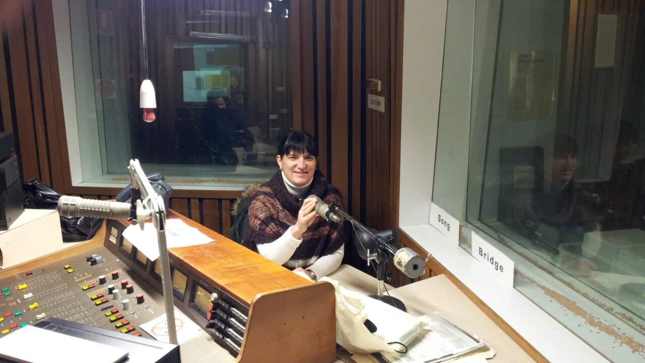 Йоана Пашова - в студиото на радио 5EBI Аделаида.