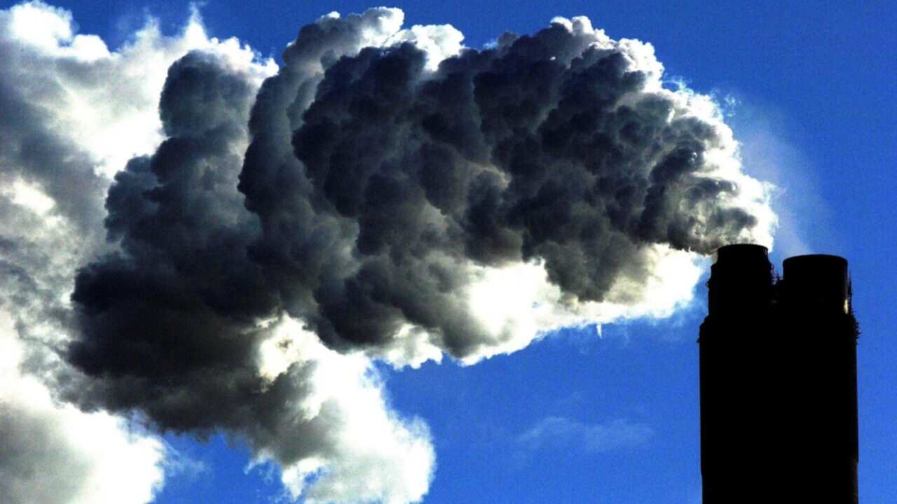Climate experts say the UK should cut greenhouse gases to zero by 2050 to end its contribution to global warming within 30 years.