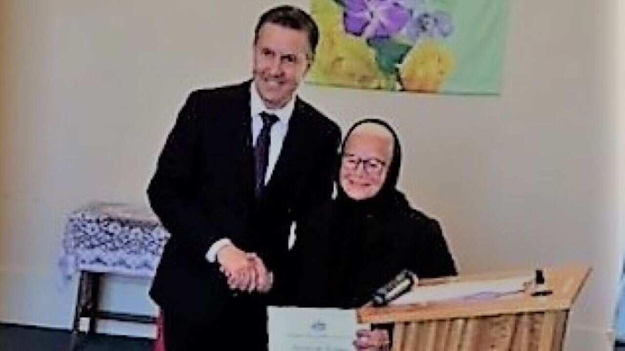 Η 90χρονη Κυριακή Κοντάκου παραλαμβάνει το βραβείο της