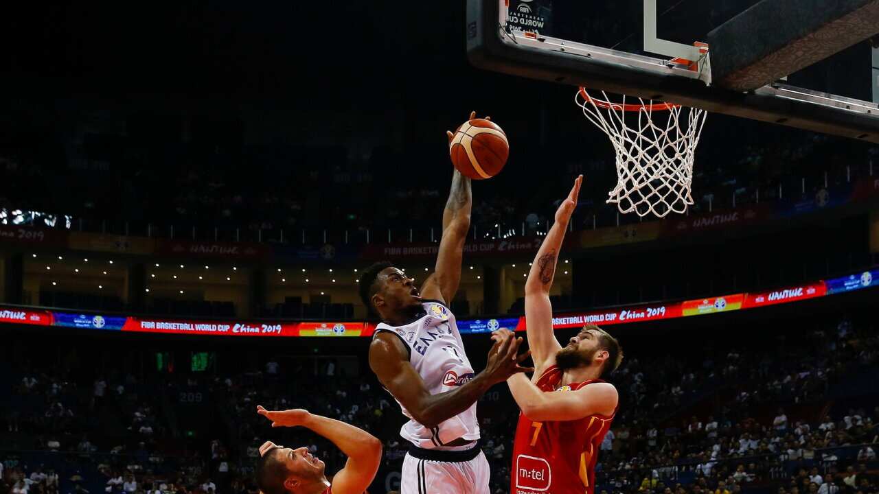 Thanasis Antetokoumpo (C) of Greece in action against Nikola Ivanovic (L) and Nemanja Radovic (R) of Montenegro. EPA/FAZRY ISMAIL