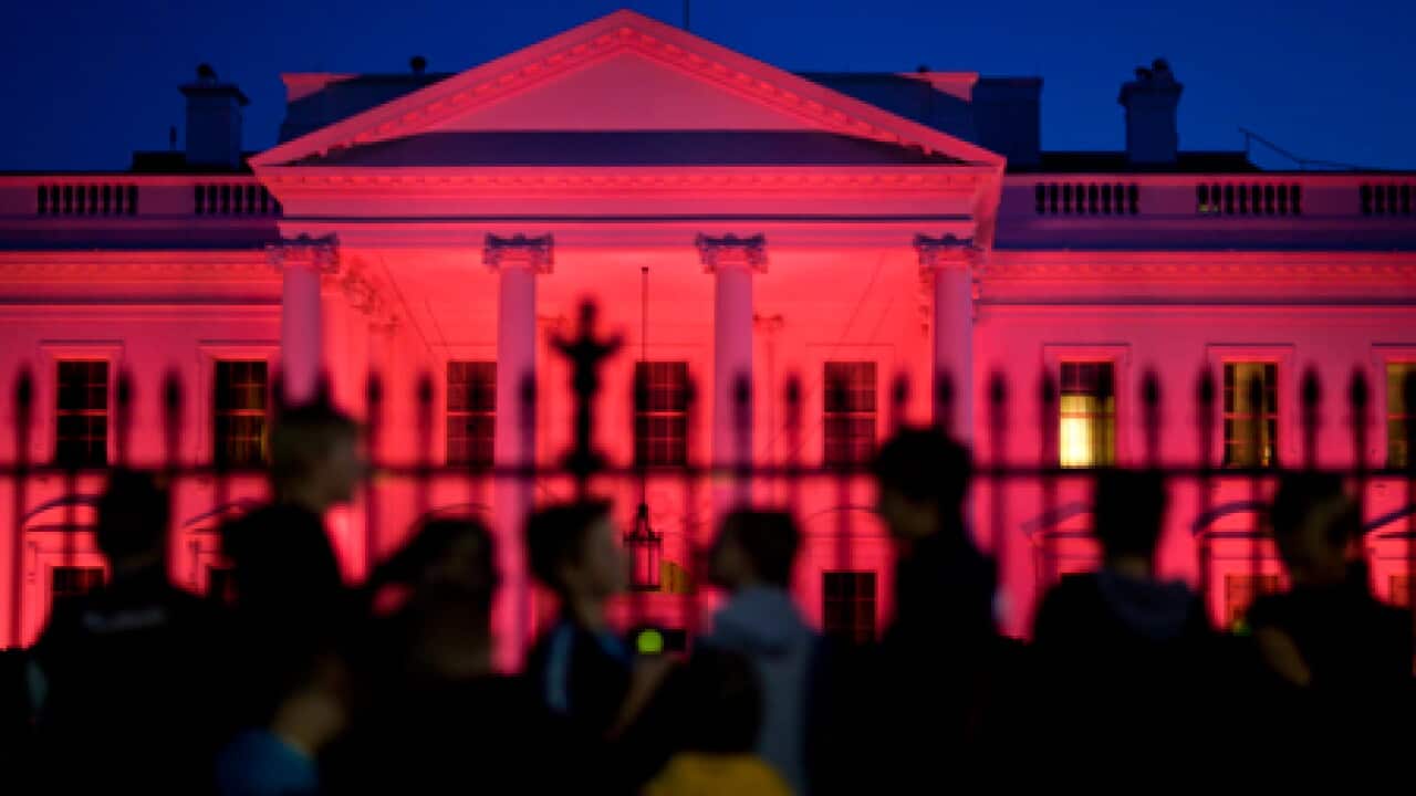 white_house_pink_lights_101015_B_epa_1810179821