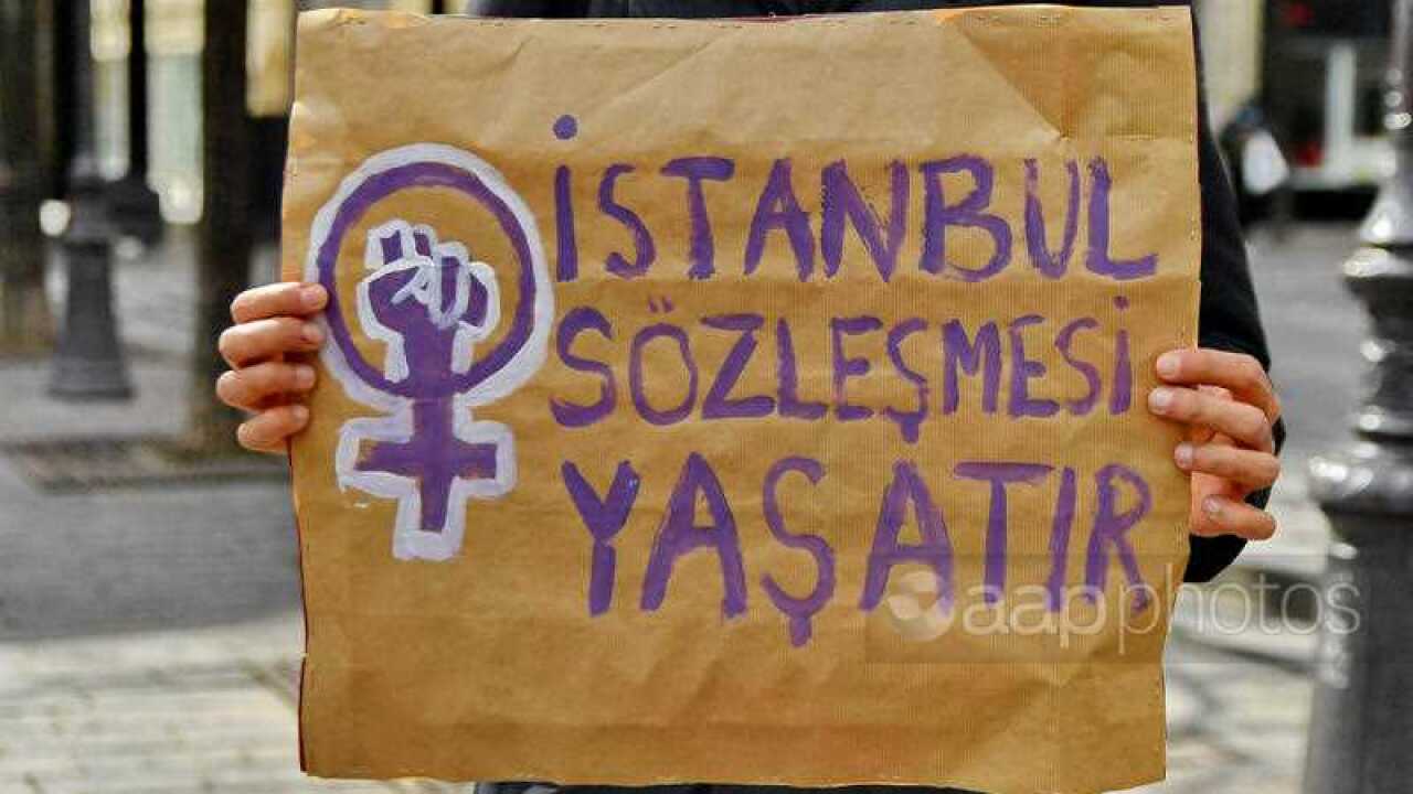 İstanbul Sözleşmesinden çekilindiği haberinden sonra Paris’te yapılan destek gösterisinden bir kare.