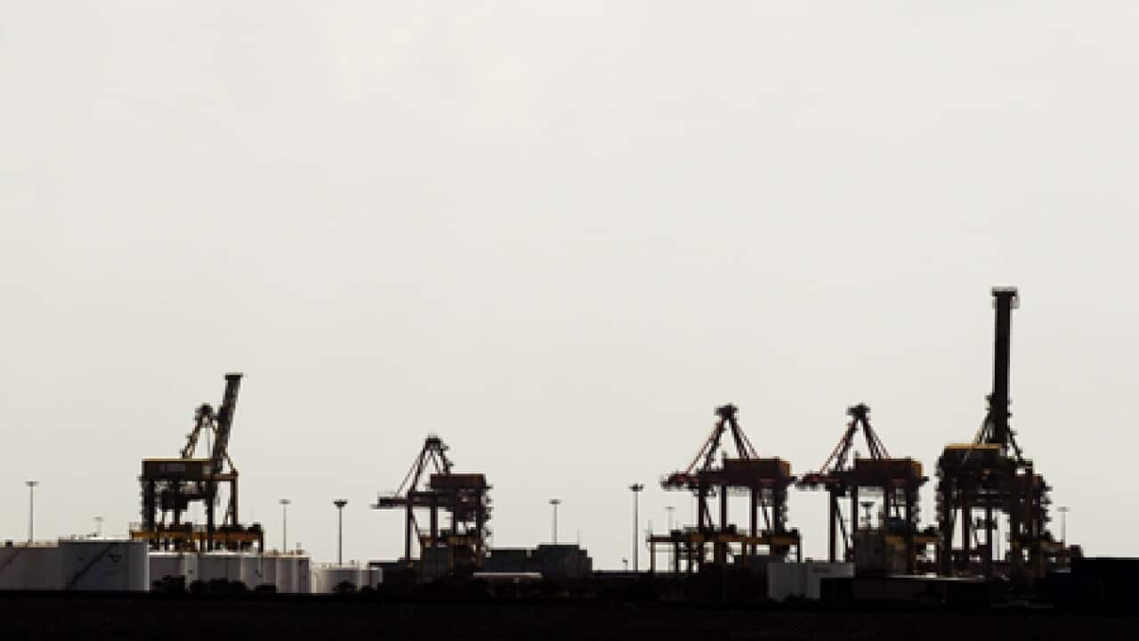 port_botany_b_crane_aap_110107_233145671