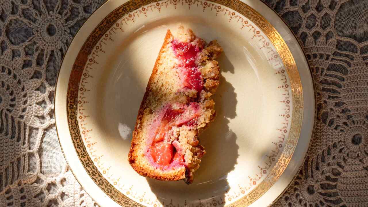 Plum cake with a
streusel topping (Torta con susine)
