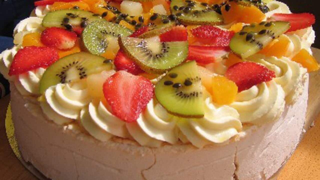 pavlova_dessert_101203_B_349450864