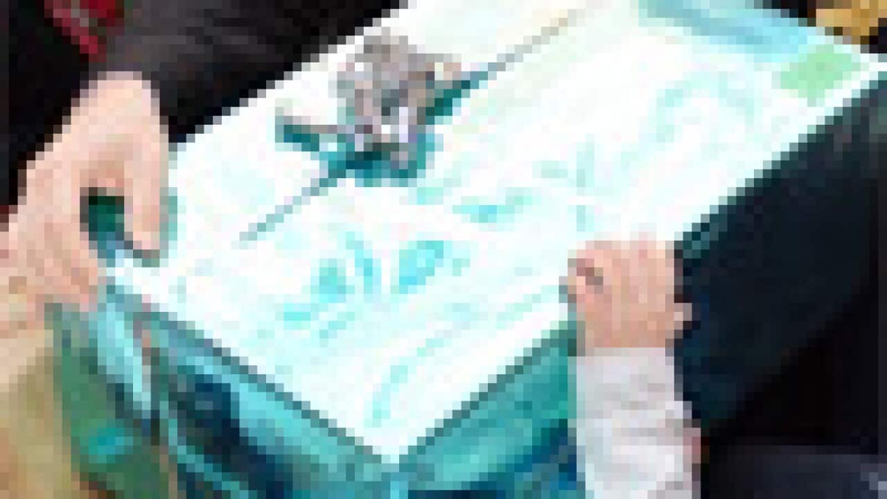 christmaspresent101221sbs100_1898951586