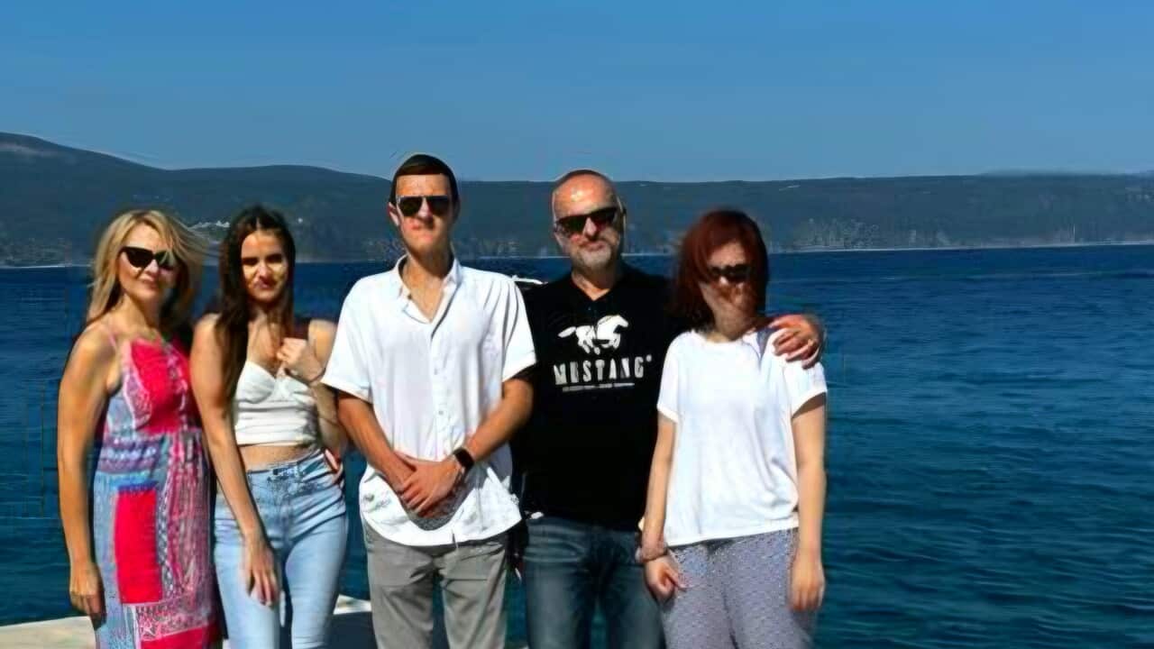 Sanja s obitelji.jpg