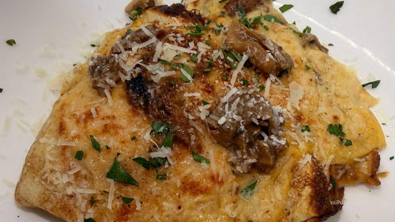 Crespelle ai funghi porcini e besciamella di zucca di Alberto Andolfo.jpg