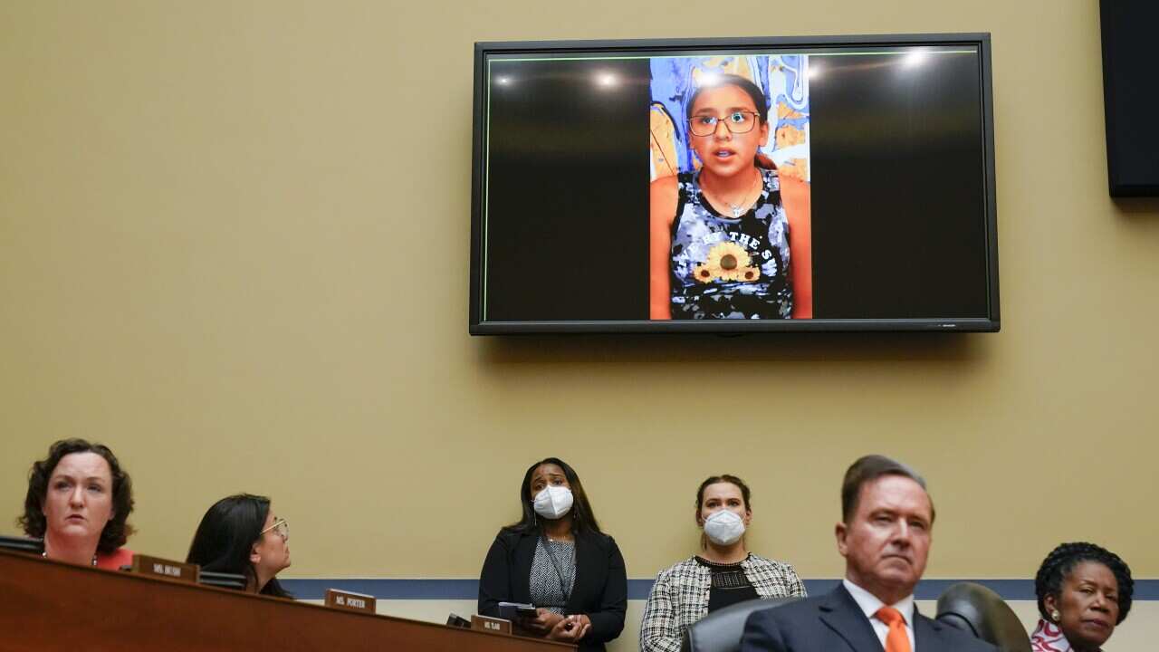 Miah Cerrillo, estudiante de cuarto grado en la Escuela Primaria Robb en Uvalde, Texas, y sobreviviente del tiroteo masivo, aparece en una pantalla durante una audiencia del Comité de Supervisión y Reforma de la Cámara de Representantes sobre la violencia