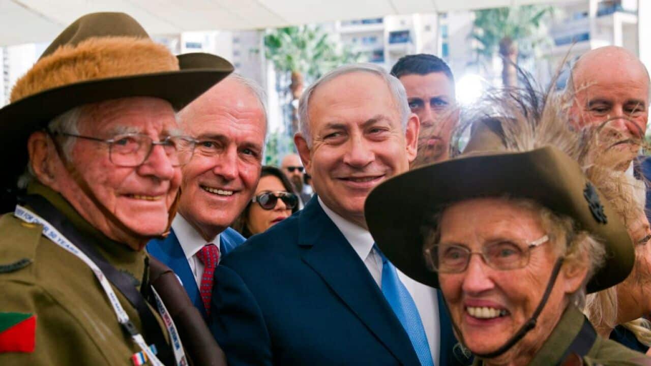 Australian Prime Minister Malcolm Turnbull (2L) stands with his Israeli counterpart Benjamin Netanyahu as they pose with two Australians.