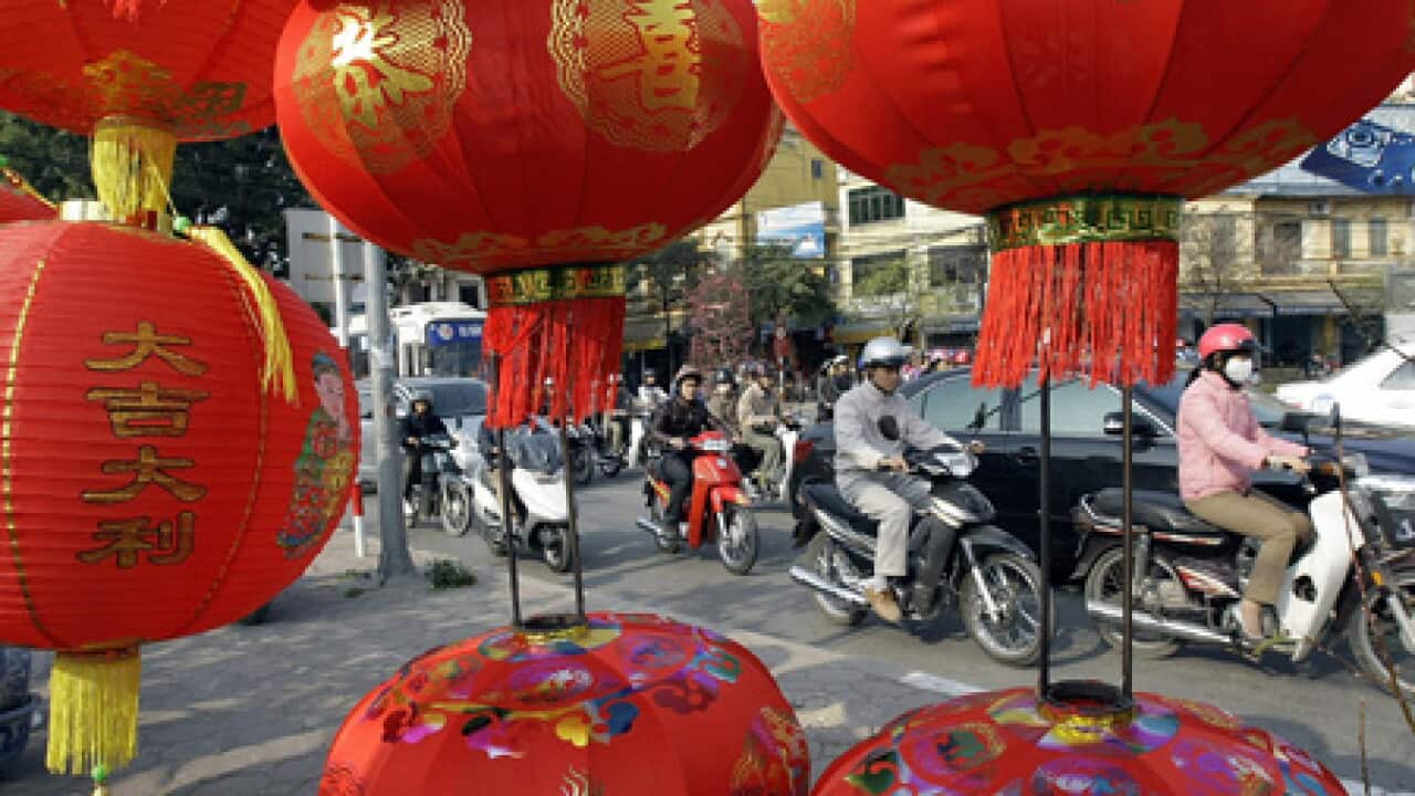 Tet_lanterns_100214_b_ap_27958953