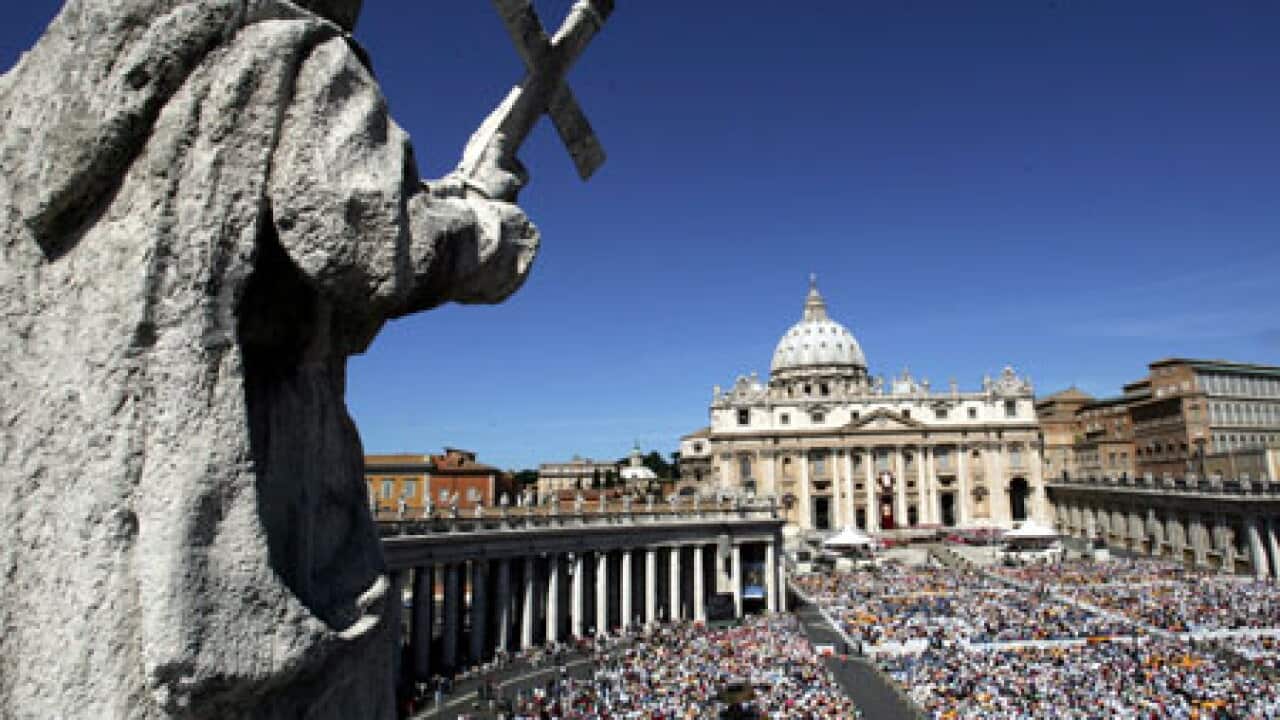 st_peter_square_crowd_L_101014_aap_181102965