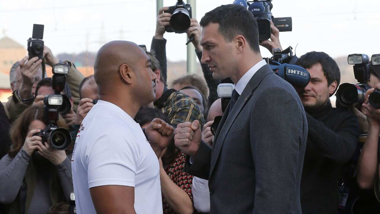 Aussie boxer Alex Leapai (L) and Wladimir Klitschko pose for photos.